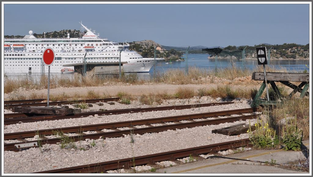 Gleisende in ibenik. Unvermittelt taucht in der Bucht das Kreuzfahrtschiff Thomson Majesty auf. (02.07.2013)