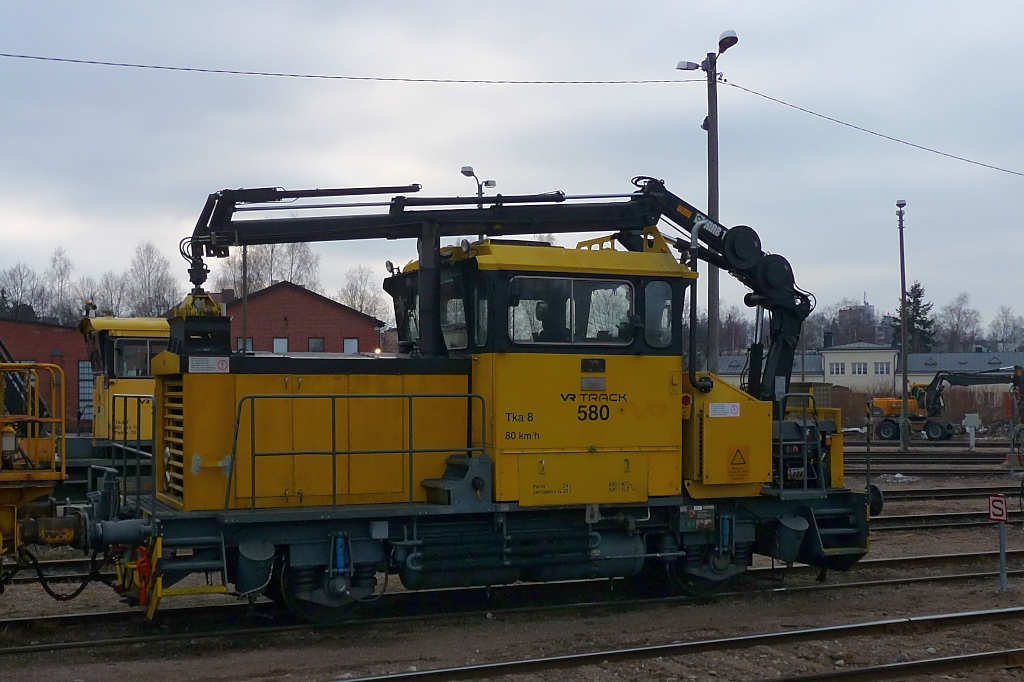 Gleisinstandhaltungsfahrzeug Tka8 #580 der VR-Track im Bahnhof Riihimki, 12.4.13

   Nummern: 561-585
   Baujahre: 1978-1983 
   Hchstgeschwindigkeit: 75 km/h 
   Gewicht: 34 t 
   Lnge: 9 300 mm 
   Breite: 3 100 mm 
   Hhe: 4 100 mm 
   Achsfolge B 
   Maximale Achslast: 17 t 
   Raddurchmesser: 960 mm 
   Mechanisches Getriebe, Clark C8612-8420 
   Motor: Scania Ds 14 02 A 04 -Dieselmotor 
   Motorleistung: 213 kW
