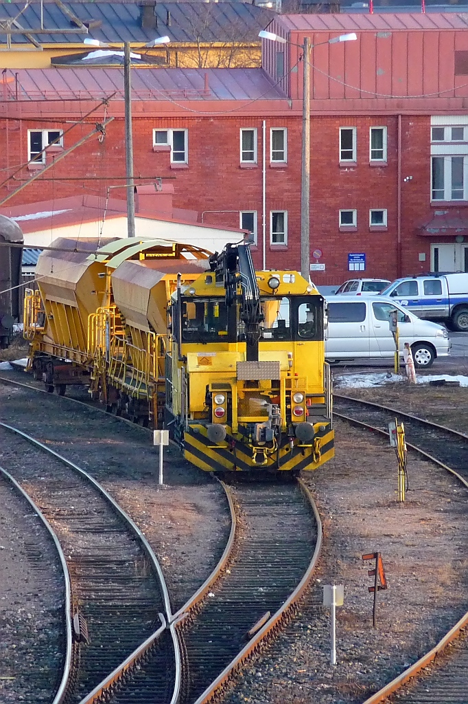 Gleisinstandhaltungsfahrzeug Tka8 #580 der VR-Track mit zwei Schotterwagen im Bahnhof Riihimki, 14.4.13  