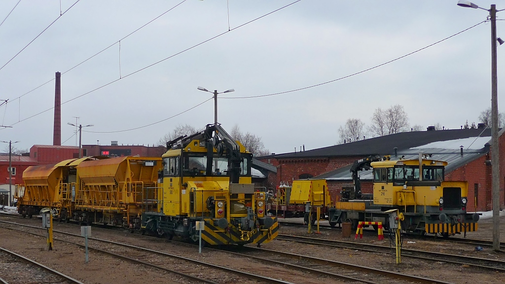 Gleisinstandhaltungsfahrzeuge Tka8 #580 und Tka7 #216 der VR-Track im Bahnhof Riihimki, 12.4.13 