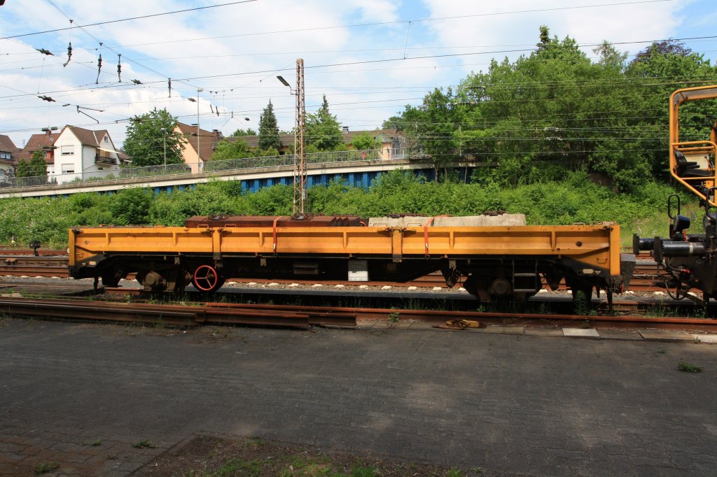 Gleiskraftwagenanhnger H27 der DB Netz AG am 04.06.2011 abgestellt in Kreuztal. Eingestellt als Schweres Nebenfahrzeug Nr.: 35.1.081