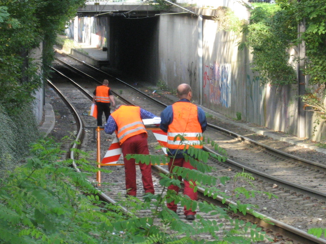 Gleismessarbeiten am 05. Oktober 2006 an der Haltestelle  Im Weidenbruch  (Bild 2/2)