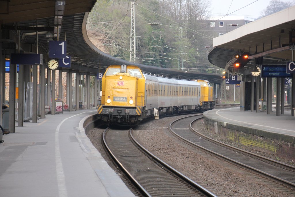 Gleismesszug im Sandwich von 203 309 und 203 314 fhrt am 02.04.2012 durch den Wuppertaler Hauptbahnhof.