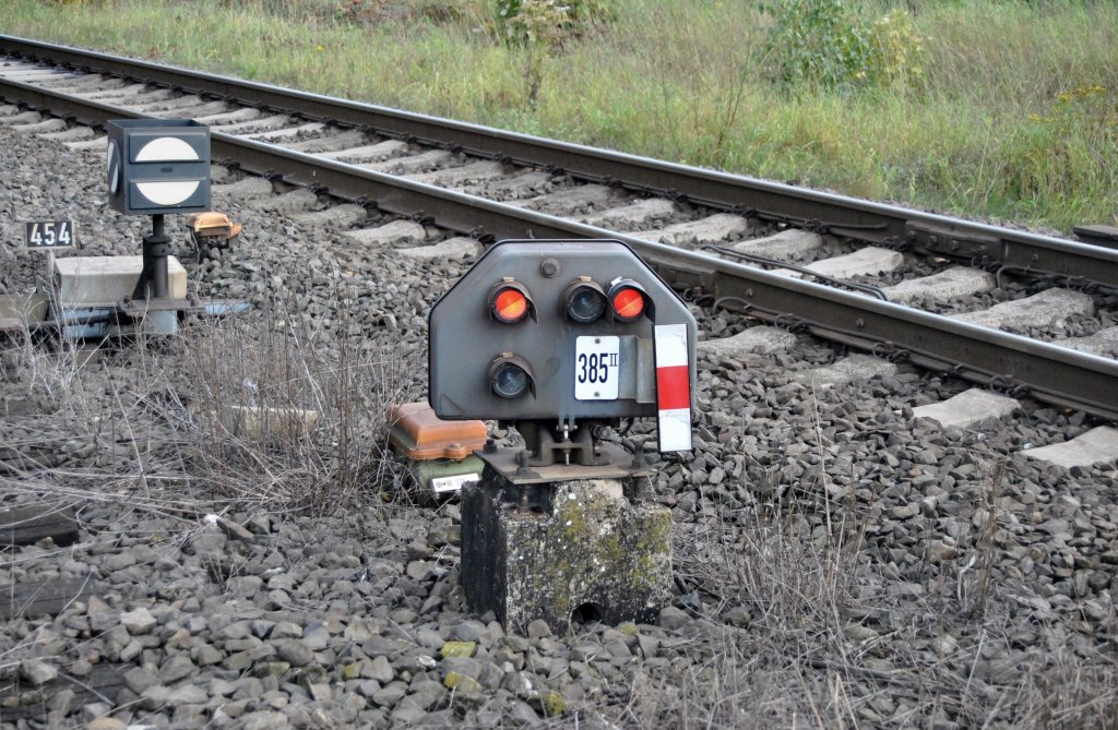 Gleissperrsignal 385. Das Gleis gehrt zu einen Anschlussgleis, von DB Energie in Lehrte. Foto vom 24.10.10.