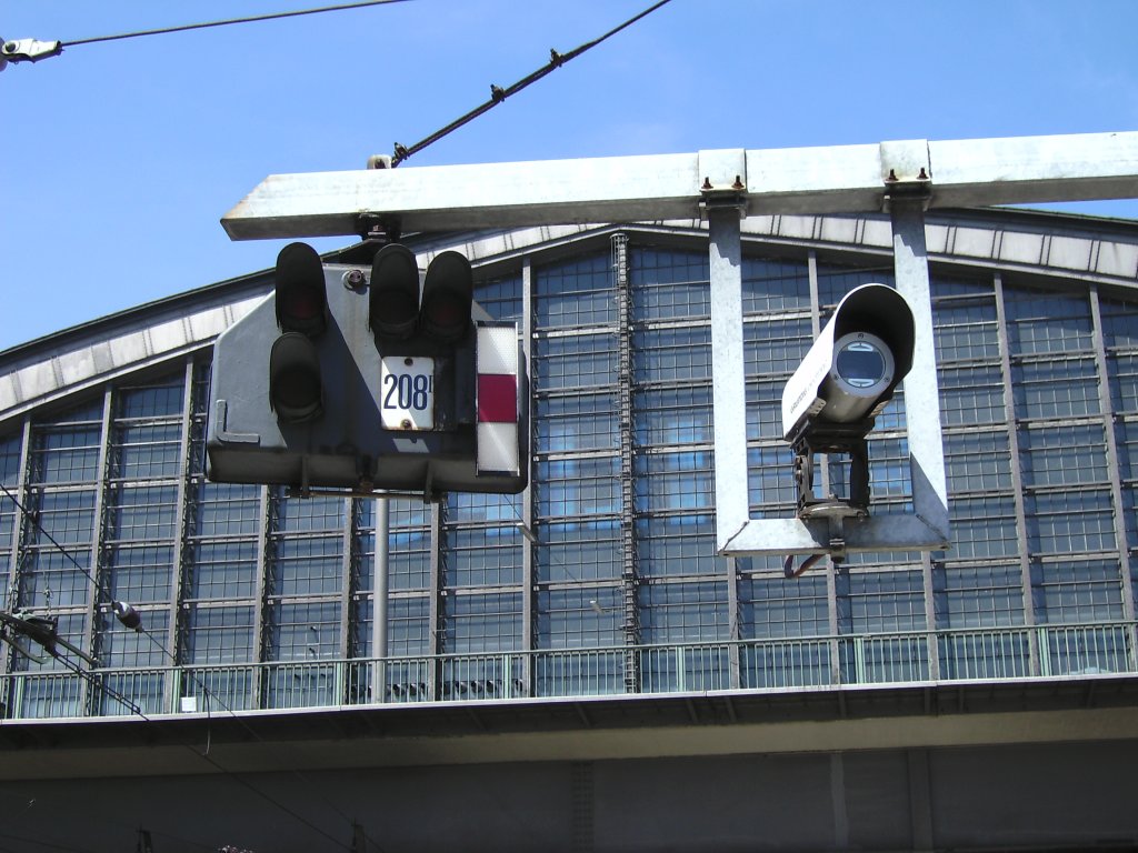 Gleissperrsignal mit berwachungskamera,am 05.Juni 2010,im Hamburger Hbf.