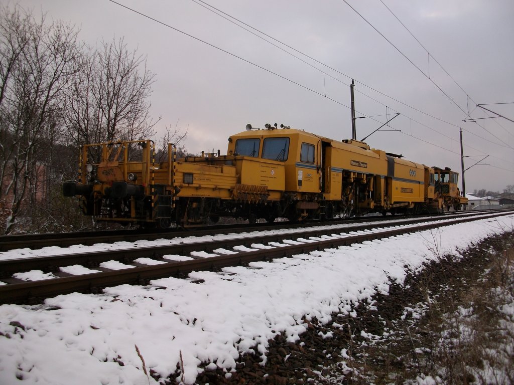 Gleisstopfmaschine und am Ende noch ein Schotterpflug am 26.November 2010 auf dem Hauptgleis in Richtung Lietzow bei Bergen/Rgen.