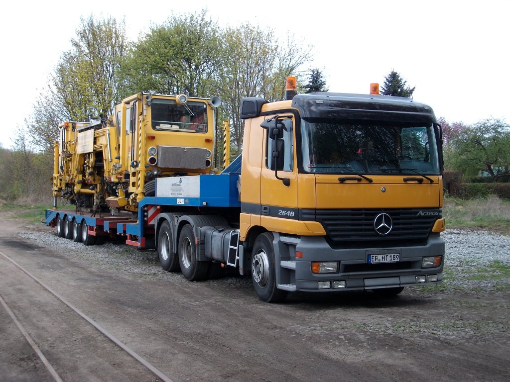 Gleisstopfmaschine auf der Ladeflche eines Schwerlasttransporter am 02.Mai 2010 in Putbus.