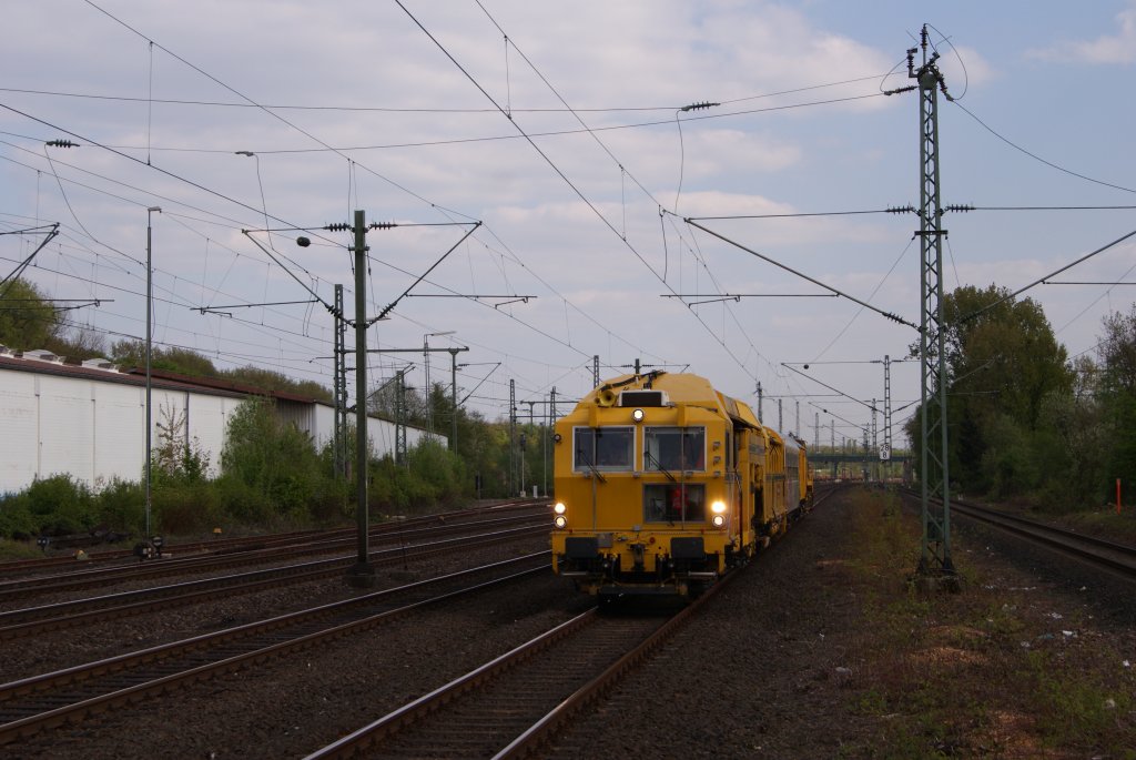 Gleisstopfmaschine bei der Durchfahrt durch Dsseldorf-Eller am 17.04.2011 Gru an die Tf's !