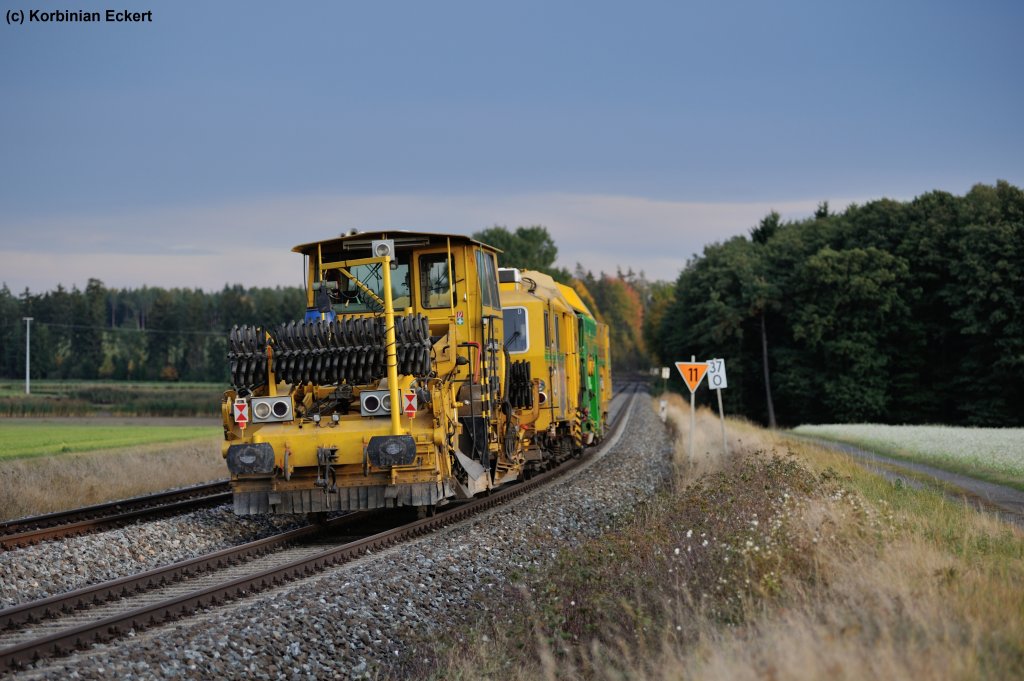 Gleisstopfmaschine bei der Durchfahrt in Oberteich, 14.10.2012
