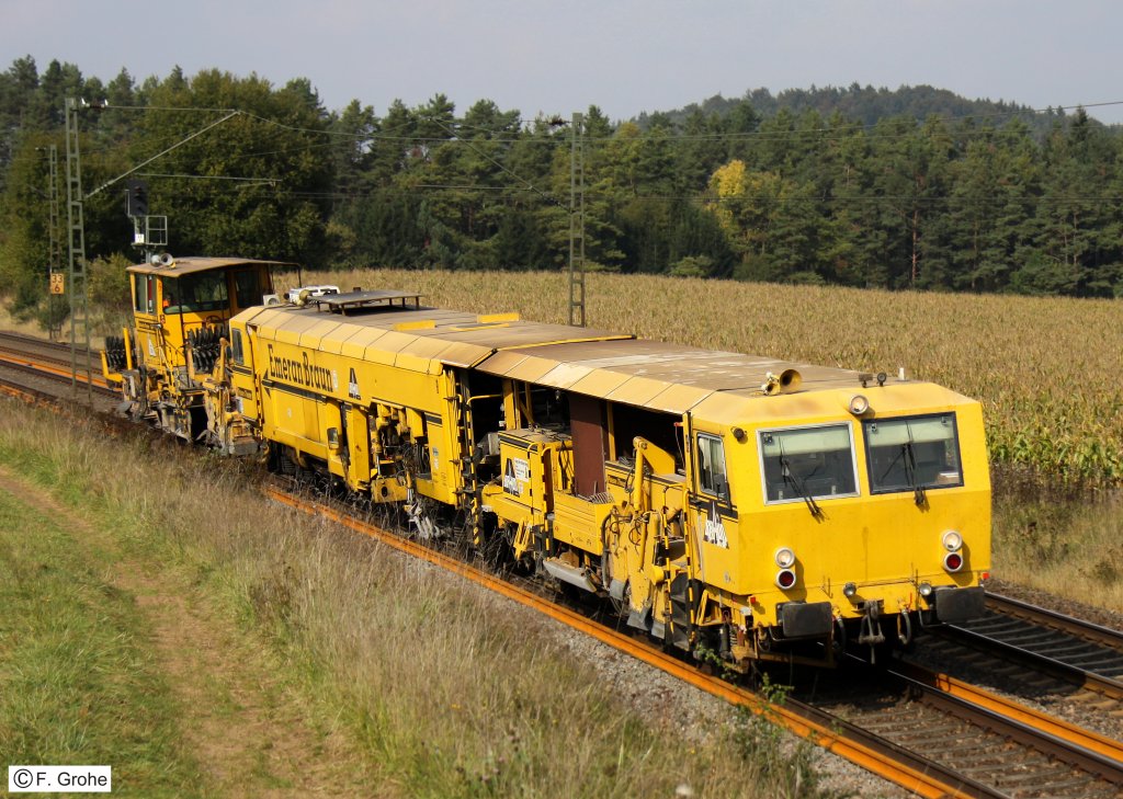 Gleisstopfmaschine Emeran Braun Richtung Regensburg, KBS 880 N�rnberg - Passau, fotografiert bei Parsberg am 28.09.11