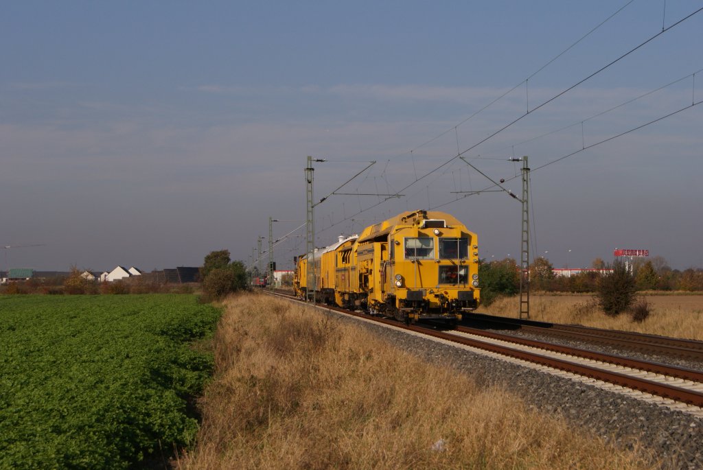 Gleisstopfmaschine in Neuss-Allerheiligen am 28.10.2011 Gre an den Tf !