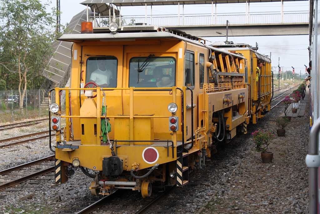 Gleisstopfmaschine Unomatic 09-16.CAT am 04.Dezember 2010 im Bf. Chachoengsao Junction.