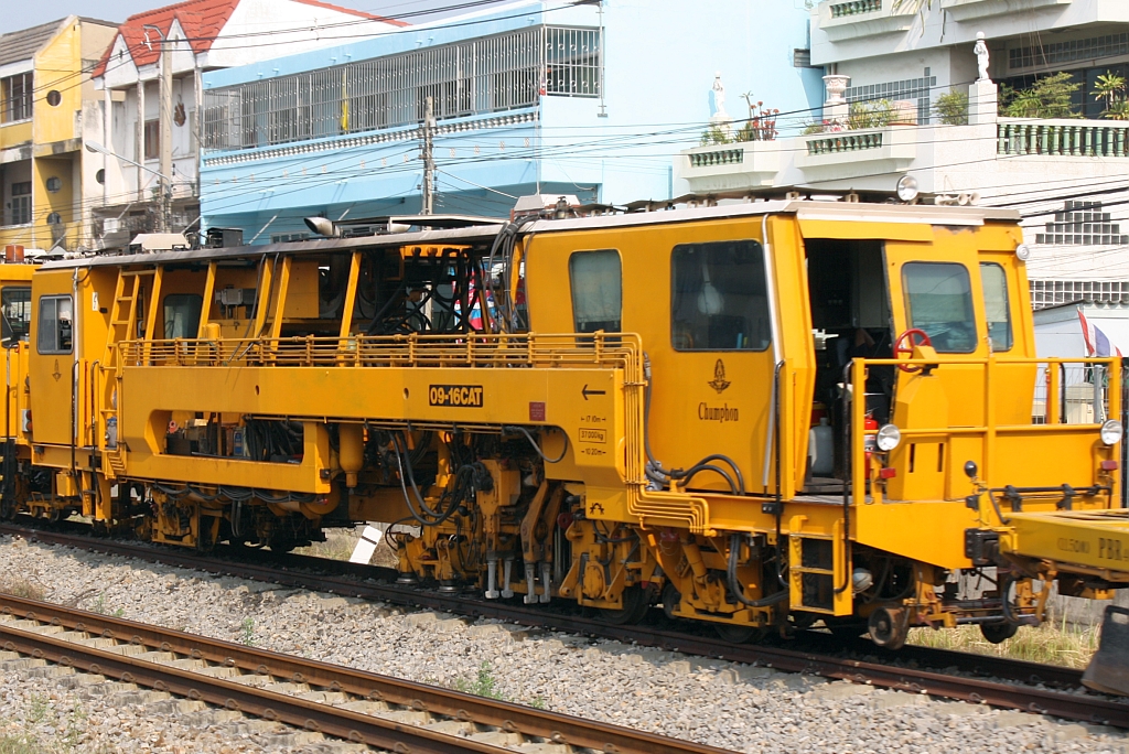 Gleisstopfmaschine Unomatic 09-16.CAT am 13.März 2011 im Bf. Nakhon Pathom.