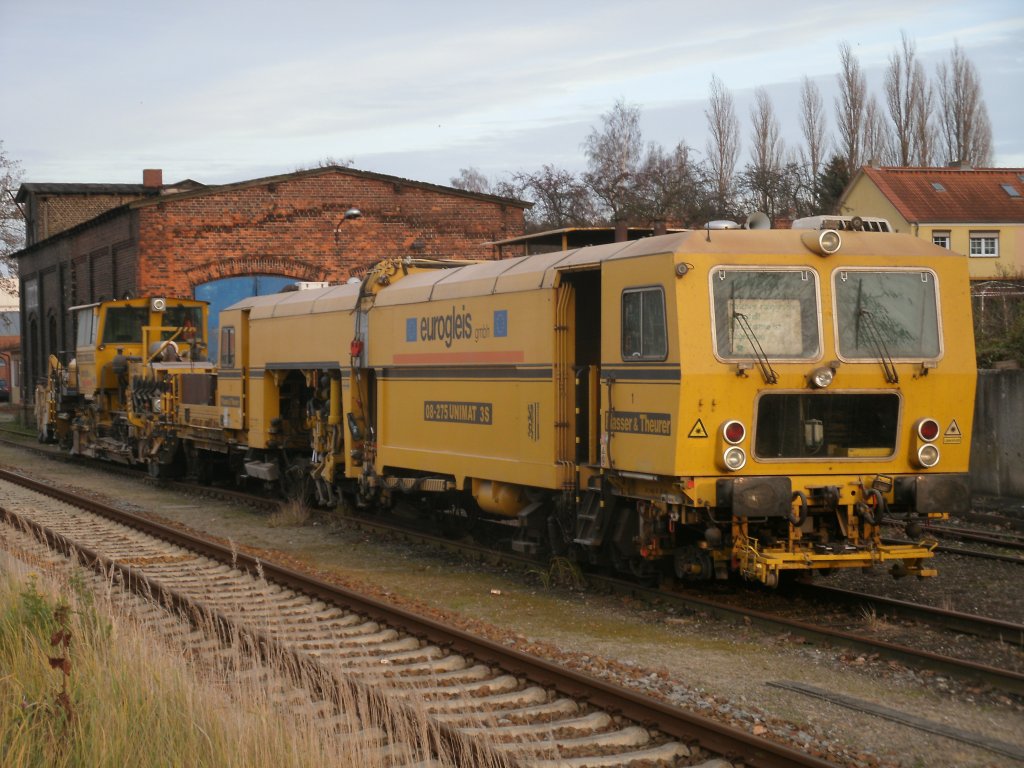 Gleisstopfmaschine zusammenen mit einem Schotterpflug,am 25.November 2011,in Bergen/Rgen.