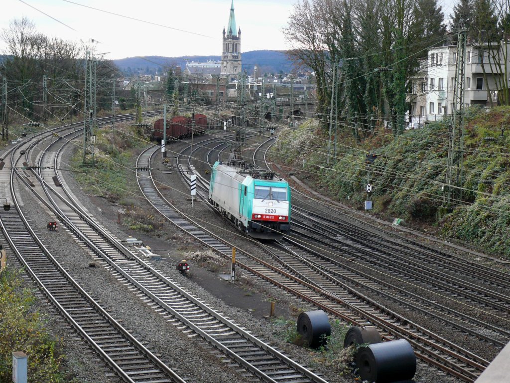 Gleisvorfeld von Aachen-West. Die rechten Gleise fhren nach Aachen-Hbf und weiter nach Kln. Die beiden linken Gleise sind der Ausgangspunkt zur sogenannten Montzenroute, beginnend mit der Rampe zum Gemmenicher Tunnel. Cobra-Lok 2820 kommt hier solo aus Kln zurck, und wird in Aachen-West einen Zug bernehmen und nach Belgien zurckfahren. Aufgenommen am 05/12/2009.