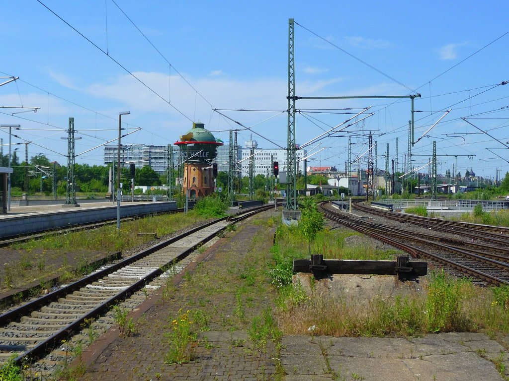 Gleisvorfeld mit dem alten Wasserturm in Halle (S) Hbf; 29.06.2010