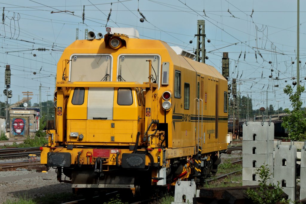 Gleisvormessmaschine EM-SAT 120 am 08.05.2011 in Aachen West.