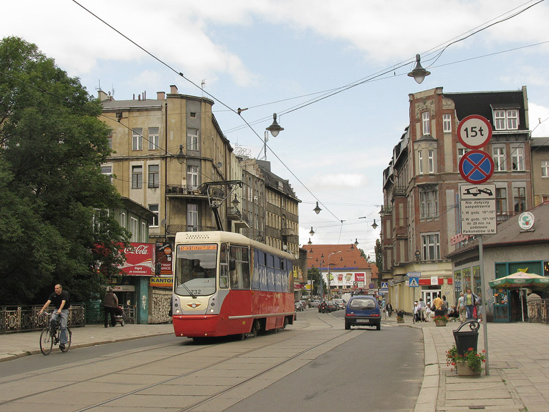Gliwice, ul. Zwycięstwa, 11.07.2009, Wagen 105Na-732, Linie 4. Heute gibt es in Gliwice keine Straenbahnen mehr...
