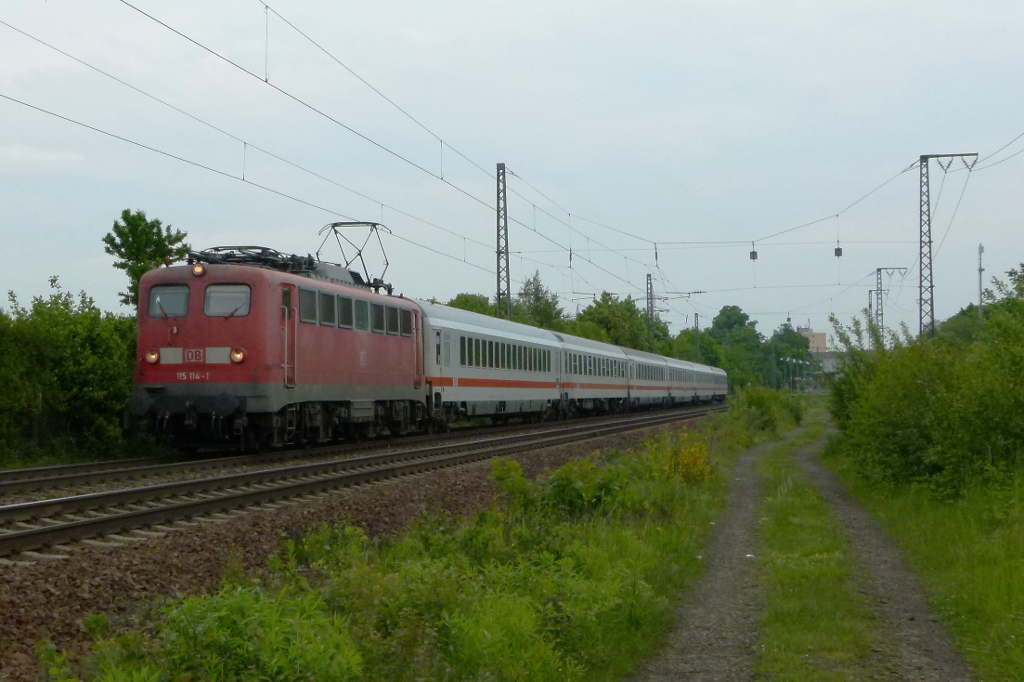 Glubschaugen 115 114-1 ist mit dem IC 2054 Frankfurt (Main) - Saarbr�cken am 21.05.2012 in Kennelgarten

