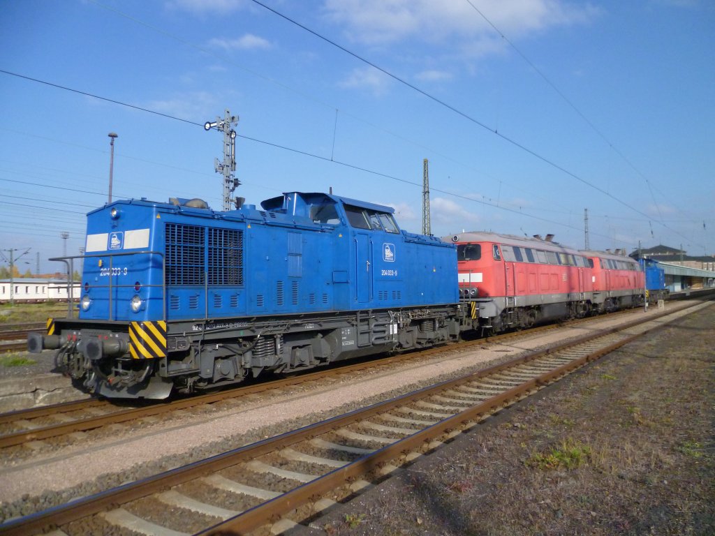 Glck gehabt. Als ich am 31.10.11 in Zwickau/Sachs. ankam. Fuhren gerade 240 033-9, 225 079-3, 225 071-0 und 204 005-3 an den Bahnsteig 6. Keine 3 min spter ging es weiter.