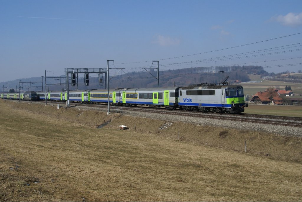 Glck gehabt: Der Pendelzug aus Bern war eben gerade an mir vorbeigerauscht, als auch schon die von mir erwartete Re 420 501-9 angebraust kam. Riedbach, 13.7.10.