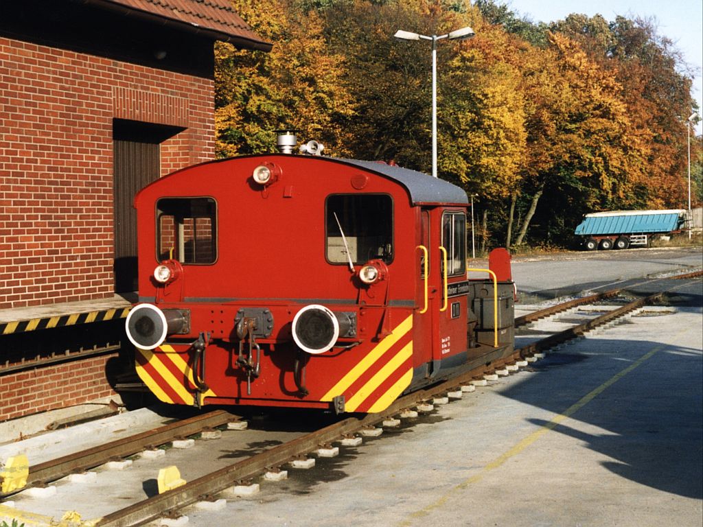 Glcklich gab es in 1999 noch Kfs auf die kleine Bahnhofe der Bentheimer Eisenbahn. Hier ist die Kf D11 (ex-DB loc 323 939-9) der Bentheimer Eisenbahn AG zu sehen auf das  groe  Bahnhof Bentheim-Nord am 31-10-1999. Bild und scan: Date Jan de Vries.
