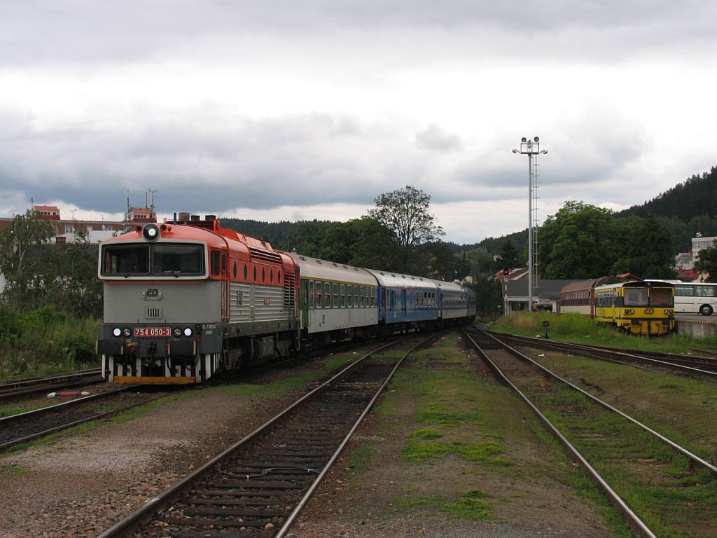 Glcklich gab es nicht nur Reko-Brille in meine Urlaub und war diese 754 050-3 mit R 849 Praha Hlavn Ndra-Trutnov Hlavn Ndra auf Bahnhof Trutnov Hlavn Ndra zum Einsatz am 1-8-2011.