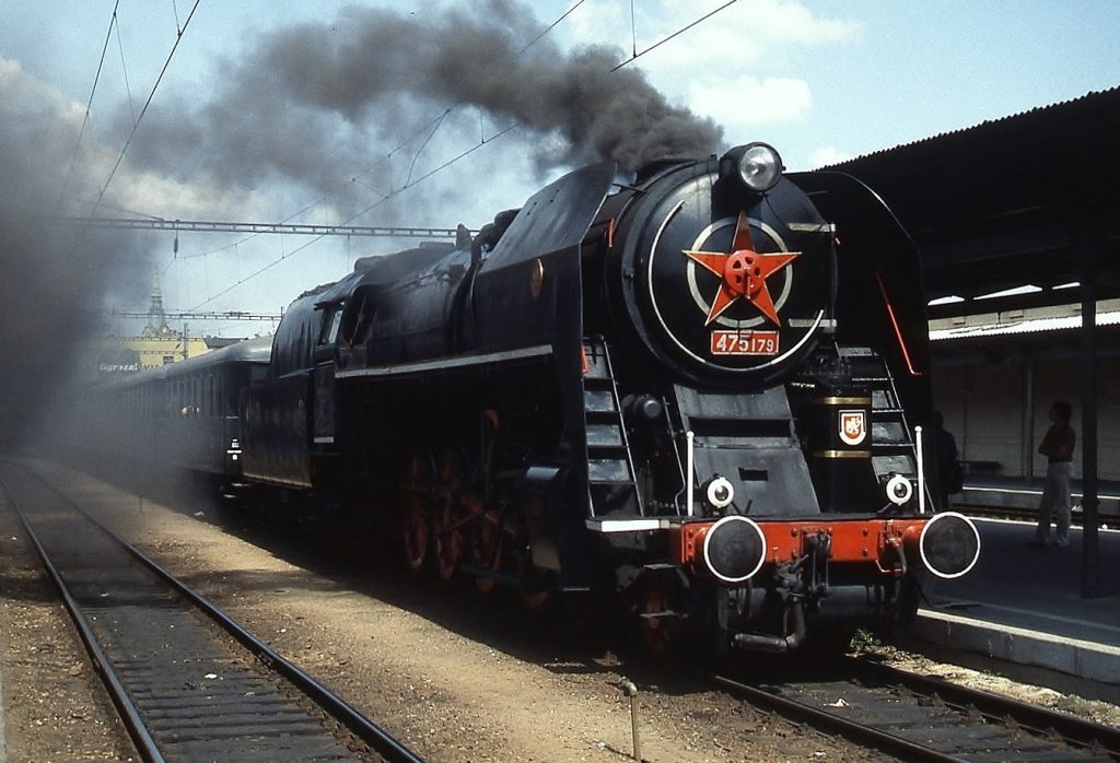 Glücklicherweise blieben einige der formschönen Lokomotiven der Reihe 475.1 betriebsfähig erhalten, hier 475.179 vor einem Sonderzug im Bahnhof Brno/Brünn (Juli 1989)