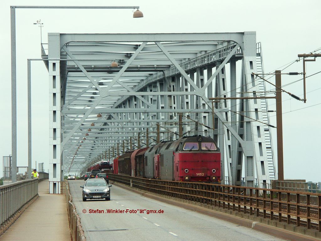 Glckstreffer am Abend des 20.08.2010 an der Kleinbeltsbrcke bei Middelfart/Fnen. Nachdem ich am Tag vorher eine einzelne MZ mit dem Gz nur gesehen hatte, hoffte ich, dass er an diesem Freitag wieder kommt.
Ich hatte Glck, es kamen gleich MZ 1452 und 1457 vor diesem Zug ber die Brcke!