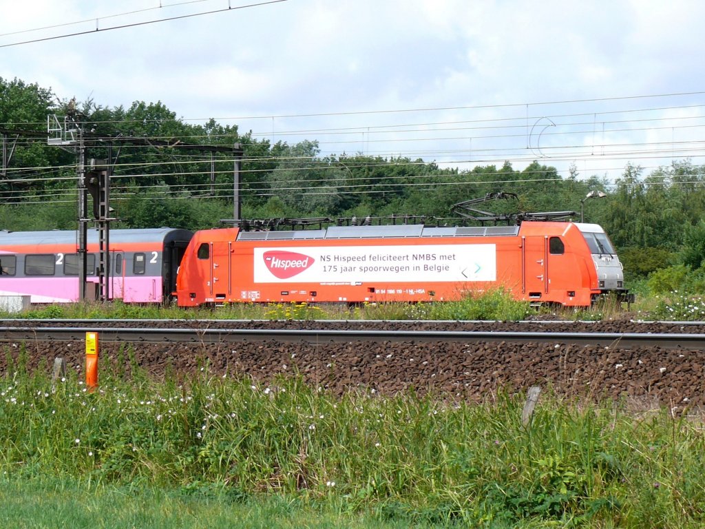Glckwnsche an das Geburtstagskind. Die NS-Hispeed gratuliert der NMBS zum 175-jhrigen Bestehen der Eisenbahn in Belgien. Sympathische Geste des Nachbars im Norden. So fotografiert am 17/07/2010 Antwerpen-Noorderdokken.