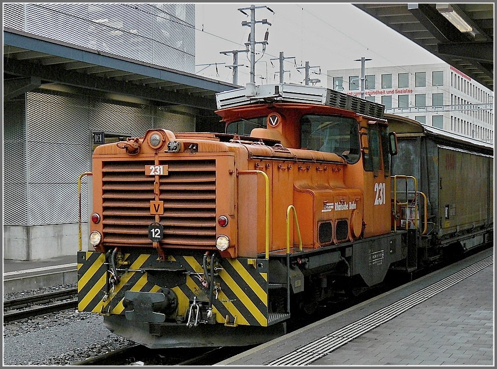 Gm 231 mit einem Gterzug am Haken durchfhrt am 23.12.09 den Bahnhof von Chur. (Hans)