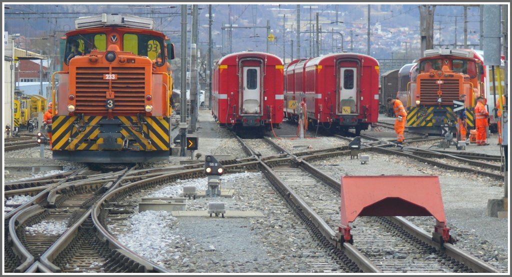 Gm 3/3 233 und 231 sind im Rangierdienst in Landquart beschftigt. (18.03.2010)