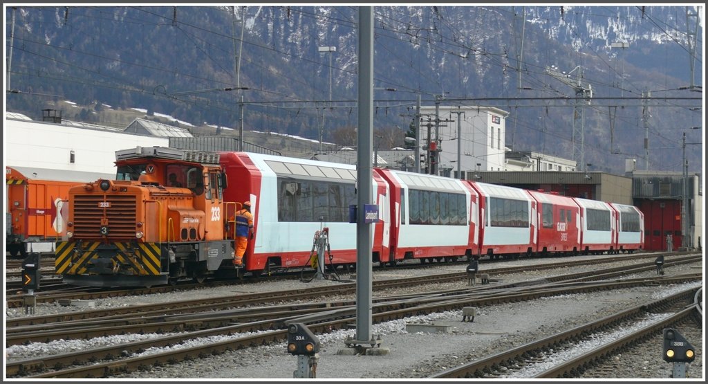 Gm 3/3 233 bringt eine GlacierExpress Wagengruppe zur Wscherei in Landquart. (18.03.2010)