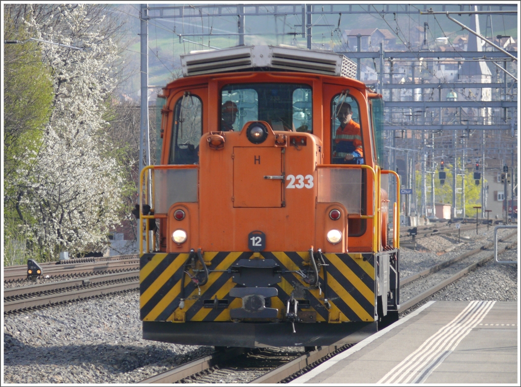 Gm 3/3 233 fhrt durch Chur Wiesental nach Haldenstein, um einen Gterwagen zu holen. (19.04.2010)