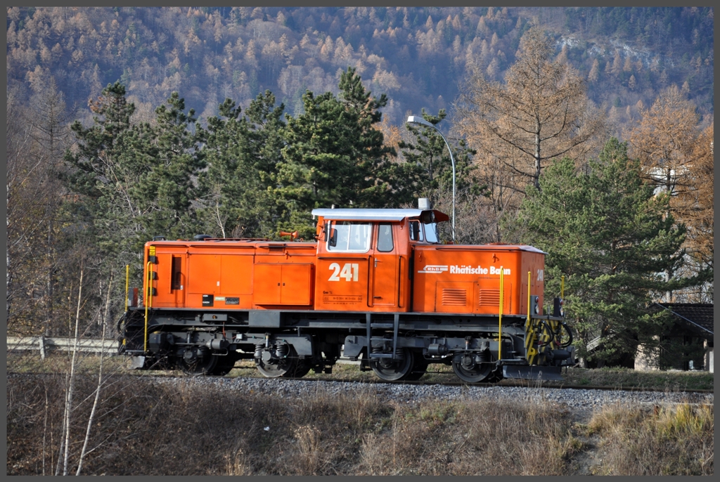 Gm 4/4 241 auf dem Dreischienenanschlussgleis der Holcim Werke in Trimmis-Untervaz. (01.12.2011)