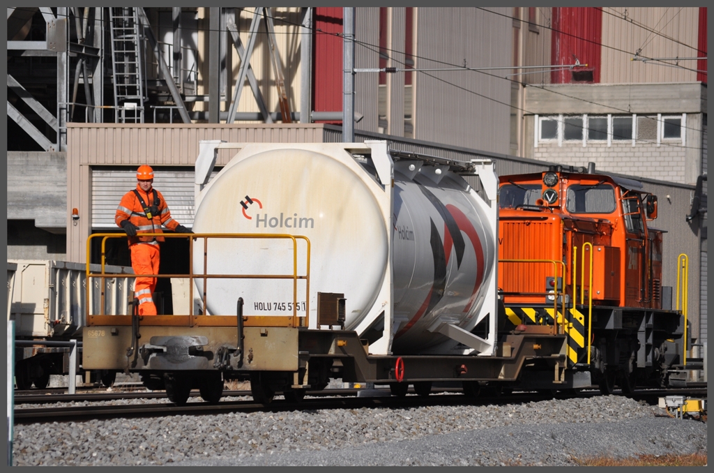 Gm 4/4 241 rangiert in Untervaz-Trimmis, wo vor allem Zement, Kehricht, Mineralwasser und Alteisen umgeschlagen wird. (30.11.2011)