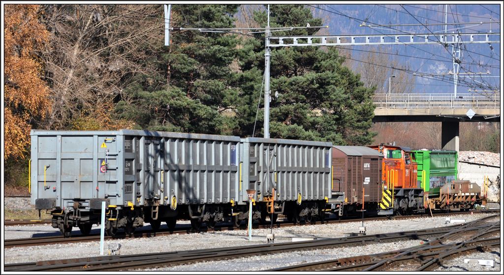 Gm 4/4 241 schiebt neben Schmalspurwagen auch zwei SBB Eaos in die A&M Recycling Anlage. (20.11.2012)