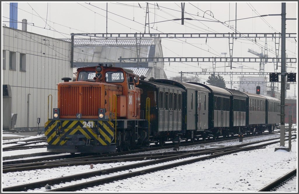 Gm 4/4 241 stellt eine Dampfzugwagenkomposition zusammen. (12.02.2010)