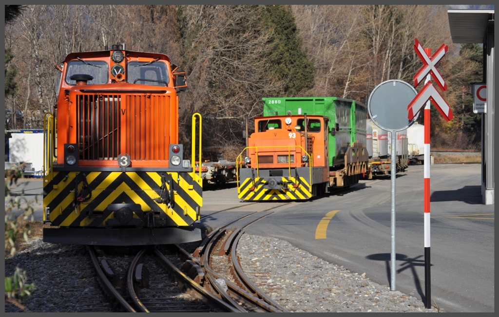 Gm 4/4 241 und Tm 2/2 93 in Trimmis-Untervaz. (01.12.2011)