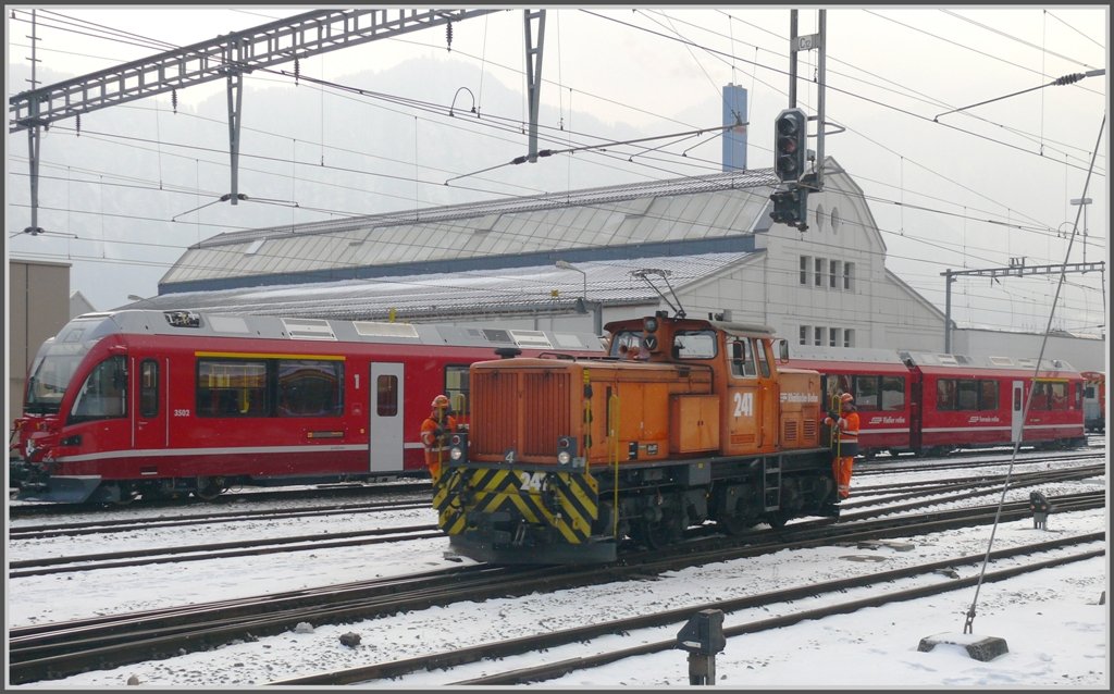 Gm 4/4 241 vor dem ABe 8/12 3502 in Landquart. (12.02.2010)
