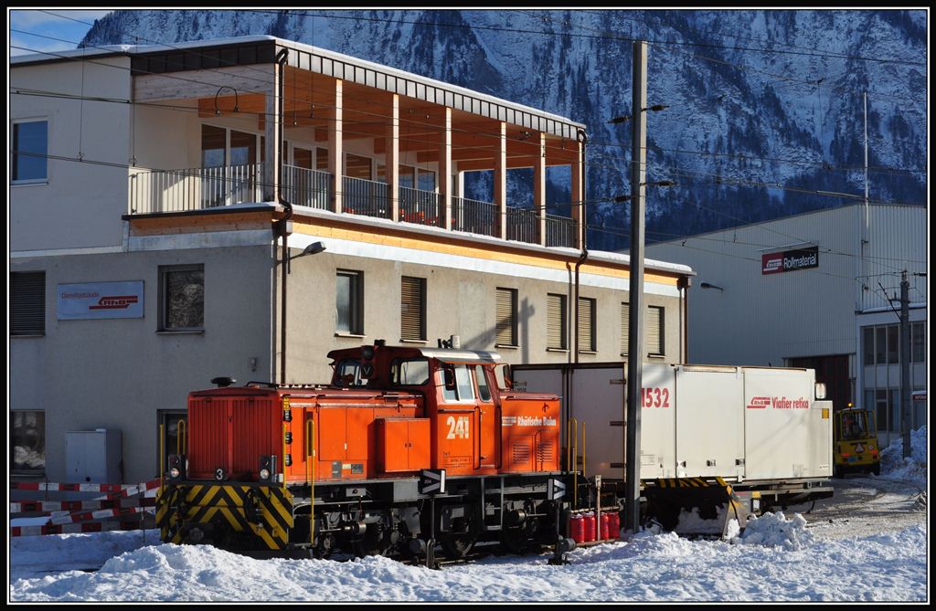 Gm 4/4 241 vor der neuen Personalkantine mit Aussichtsterrasse in Landquart. (14.12.2012)