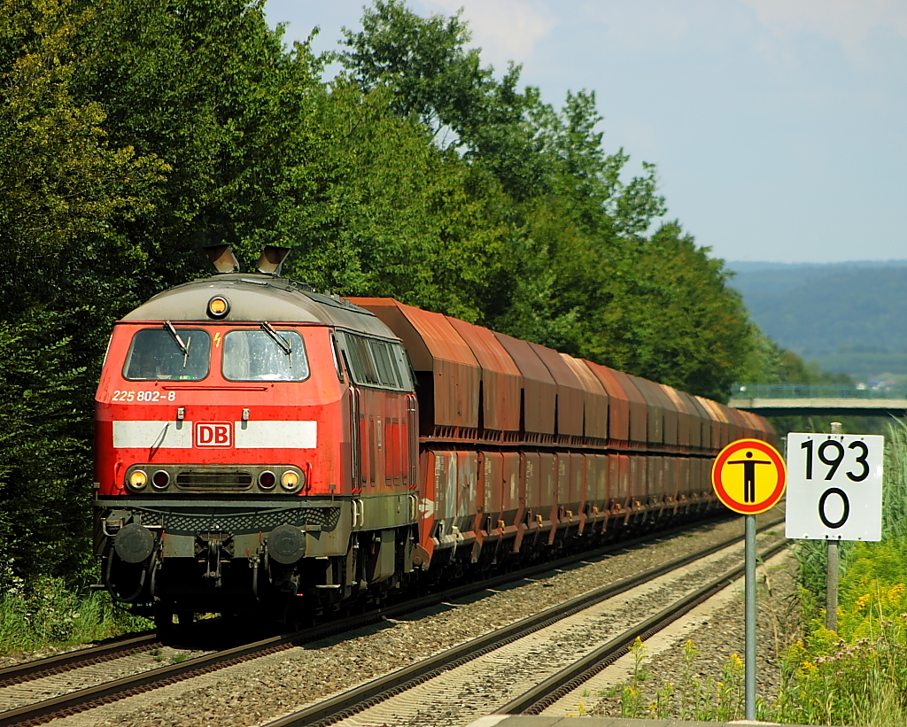 GM 61815 (Roberg-Friedrichshafen) auf den letzten Metern vor dem Ziel, Friedrichshafen Gterbahnhof. Hier zeiht 225-802 den Kieszug, aufgenommen am Haltepunkt  Friedrichshafen Flughafen  (1.08.2012)