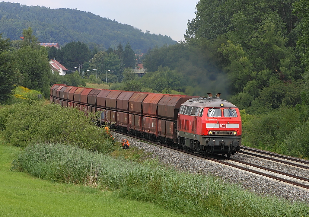 GM 61815 (Roberg-Friedrichshafen)verlsst gerade Aulendorf und macht sich auf den Weg ins Schussental um nach Friedrichshafen zu kommen, am Zug ist die 225 802. Die Personen am Gleis sind DB Mitarbeiter und gehren nicht zu uns !  (03.08.2012)