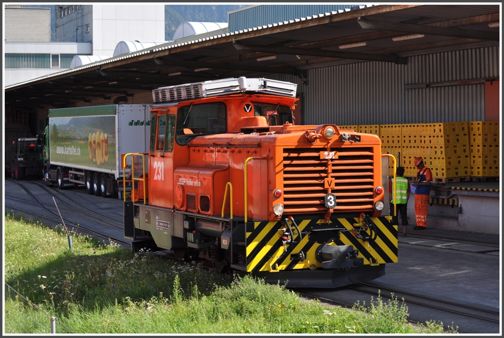 Gmf 231 in einem Dreischienenanschlussgleis in Landquart Ried. (08.08.2012)