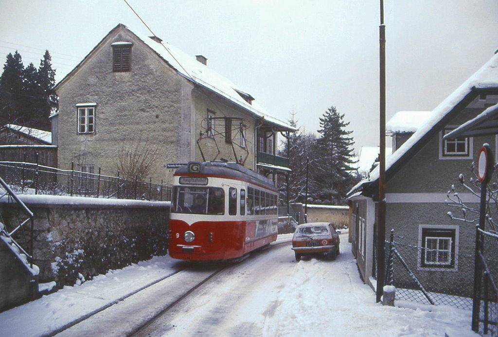 Gmunden Tw 9 erklimmt die Steigung zum Bahnhof, Ecke Esplanade / A.Kaltenbrunner Stra�e, 22.12.1986.