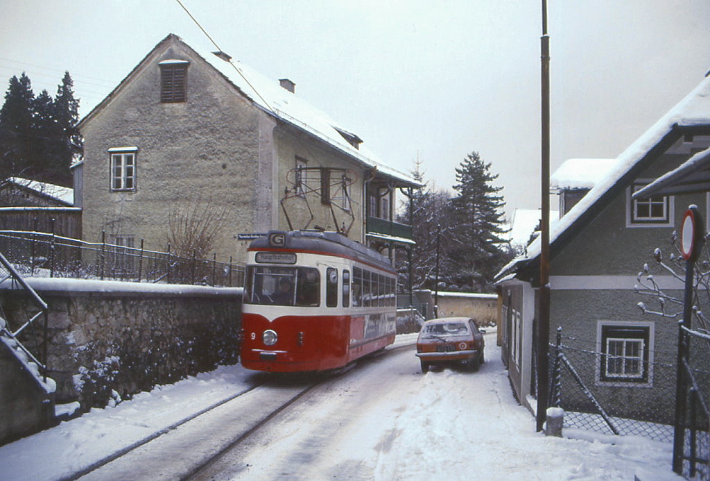 Gmunden Tw 9 erklimmt die Steigung zum Bahnhof, Ecke Esplanade / A.Kaltenbrunner Strae, 22.12.1986.