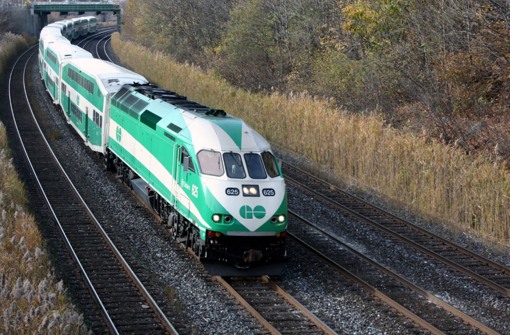 GO Lakeshore west nach Toronto Pendelzug kurz vor dem Haltepunkt Exhibition. 07.11.2009
