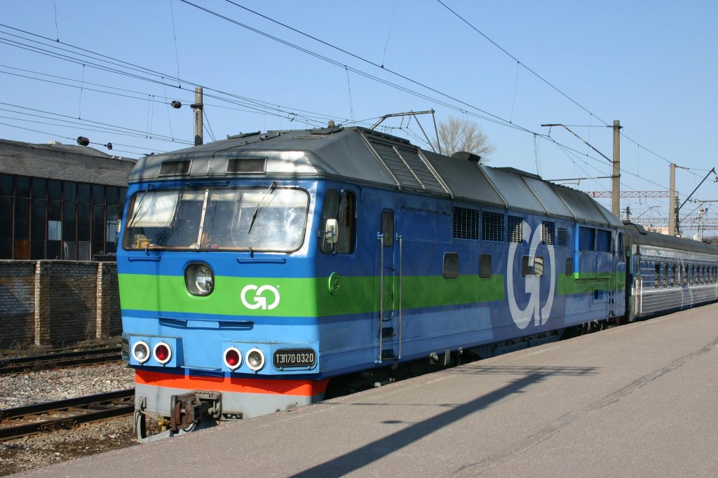 Go Rail setzt diese TEP 70 vor dem Moskau Express hier am 30.4.2006 in 
Tallinn ein.