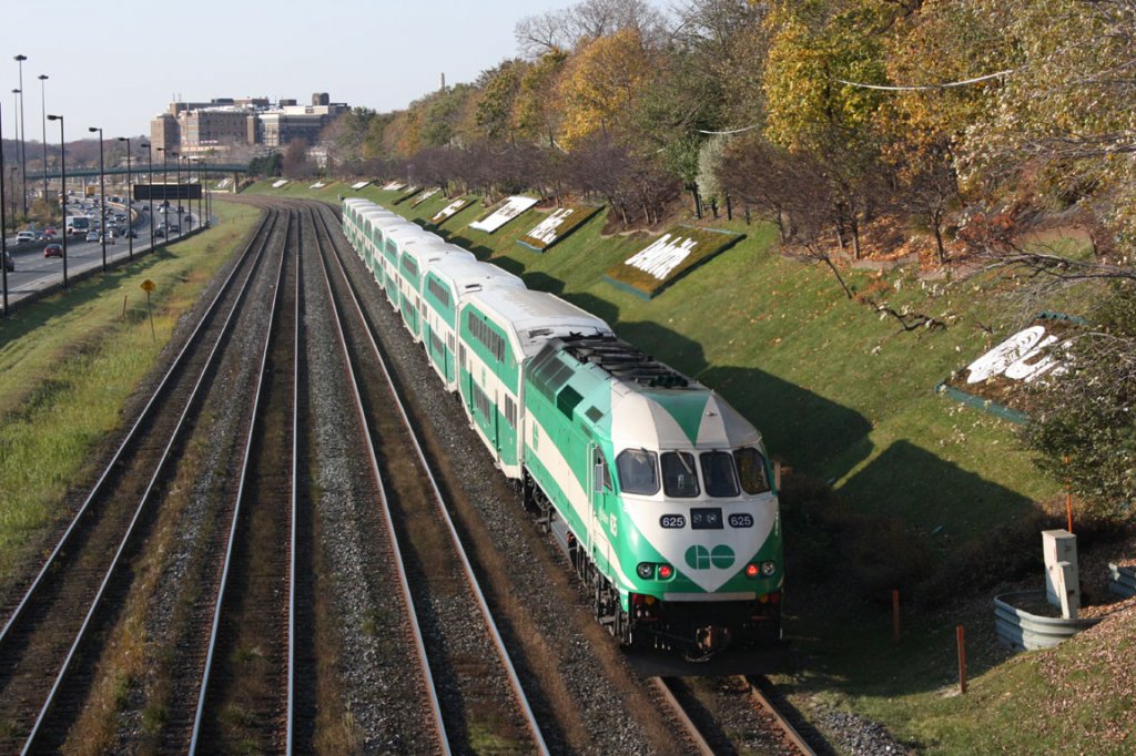 GO Wendezug auf der CN Oakville subdivision. 07.11.2009