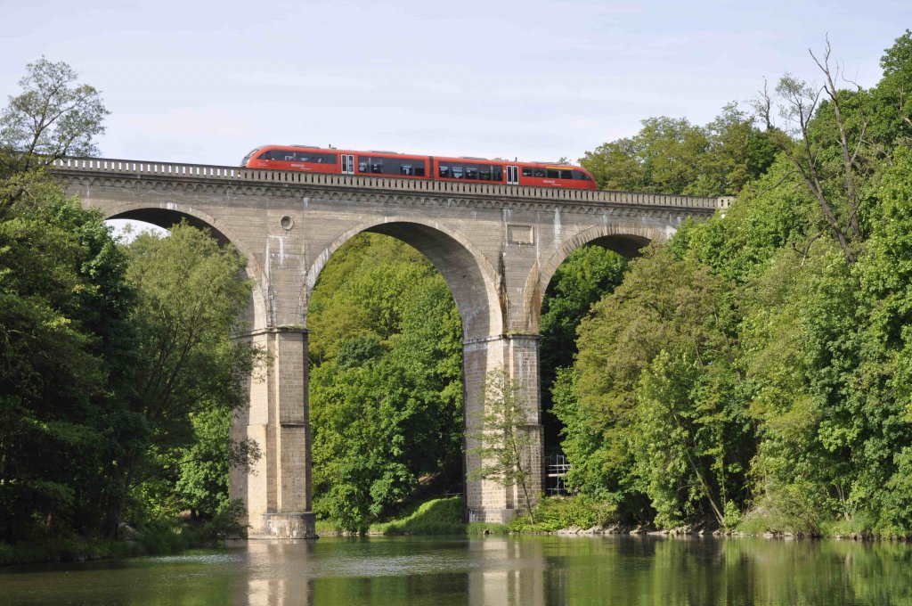 Grlitz, 18.05.12 ; Neie-Viadukt, ein DB-Tw kommt aus Polen und fhrt nach rechts zum Bf Grlitz